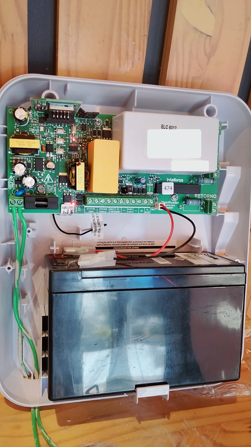 Parte interna da central de alarme Intelbras ELC 6012 NET, com identificadores ocultados