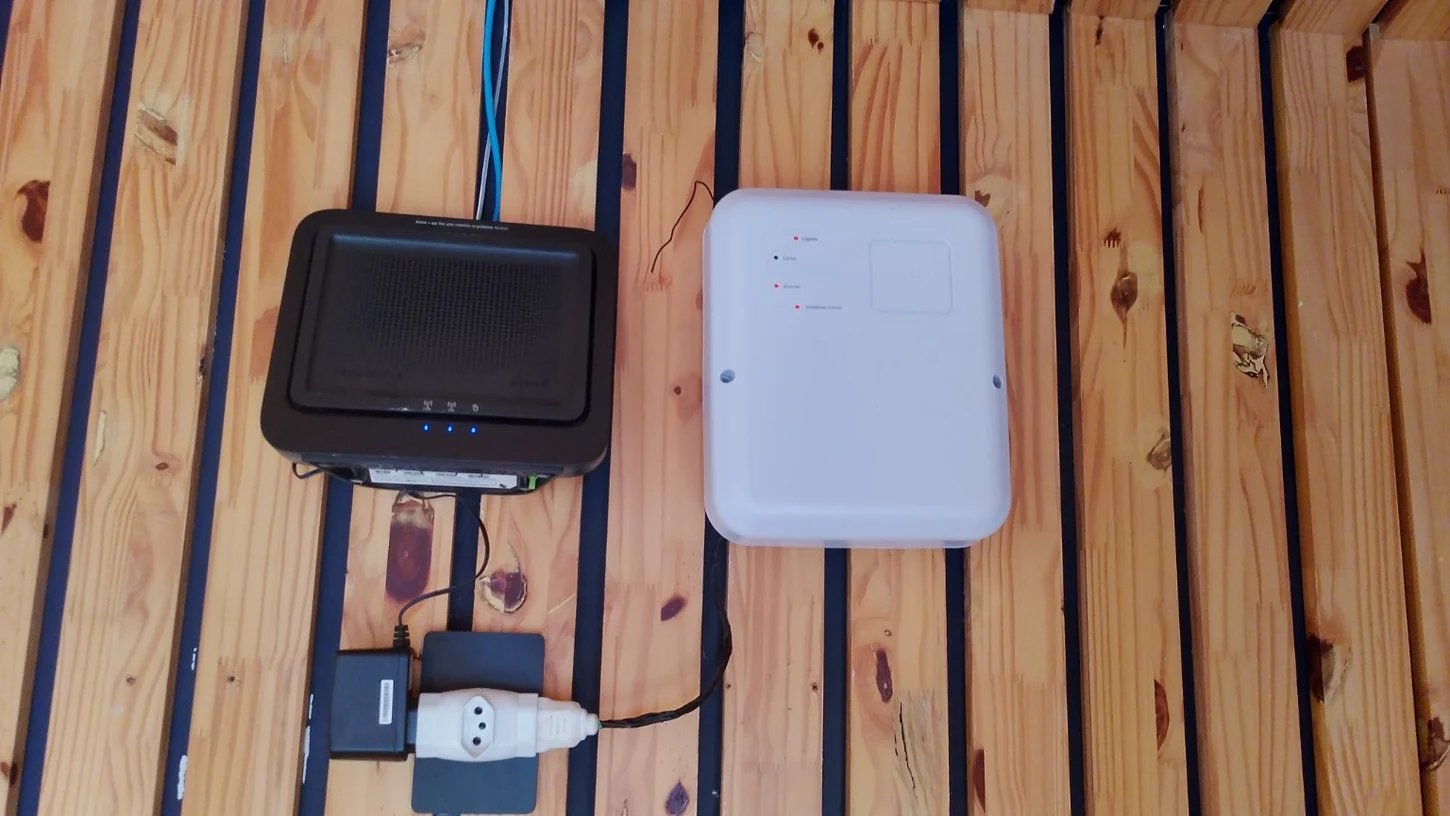Estrutura de monitoramento e alarme instalada em parede de madeira