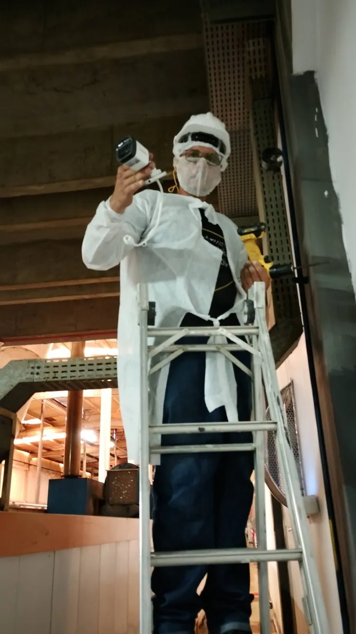Profissional durante instalação de câmera de segurança