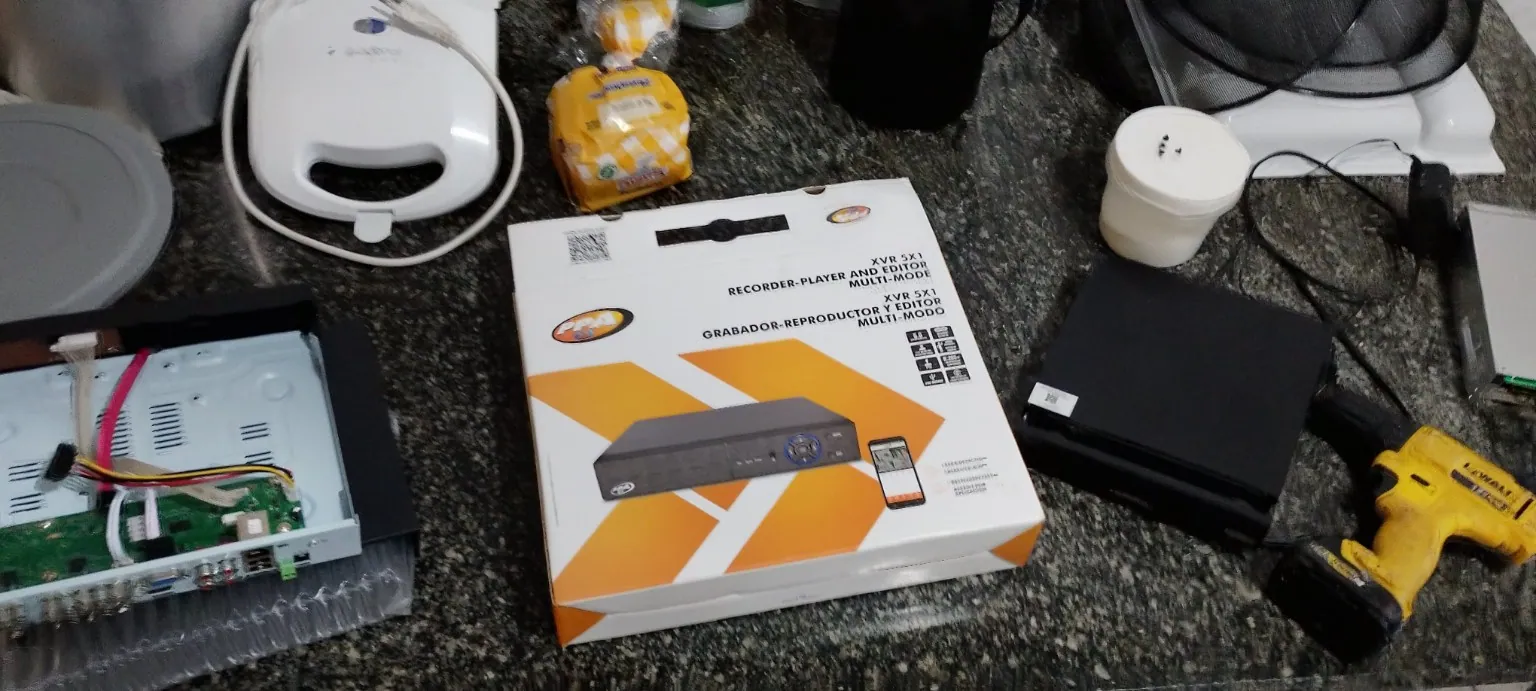 Equipamentos e gravador de vídeo usados em projetos de CFTV