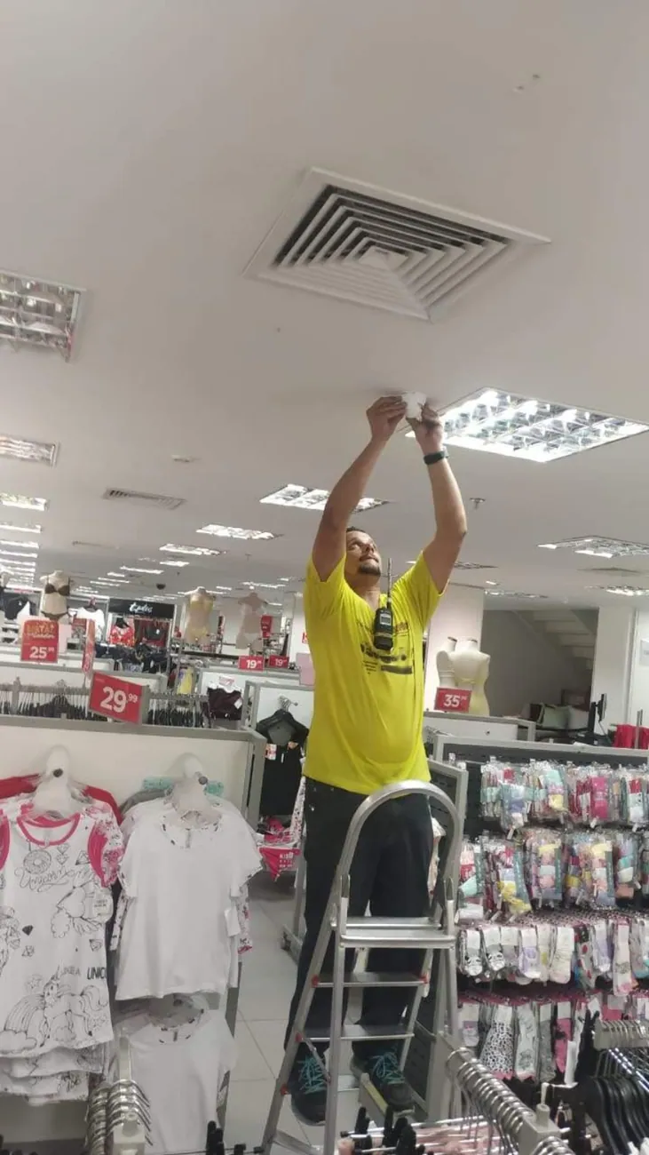 Trabalho técnico com câmera de segurança em ambiente comercial