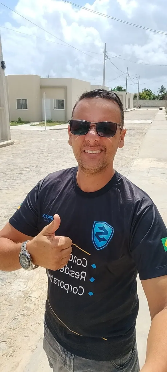 Profissional usando camisa com marca Supritec Tecnologia