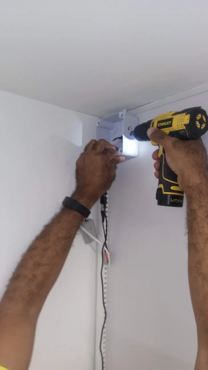 Profissional instalando equipamento